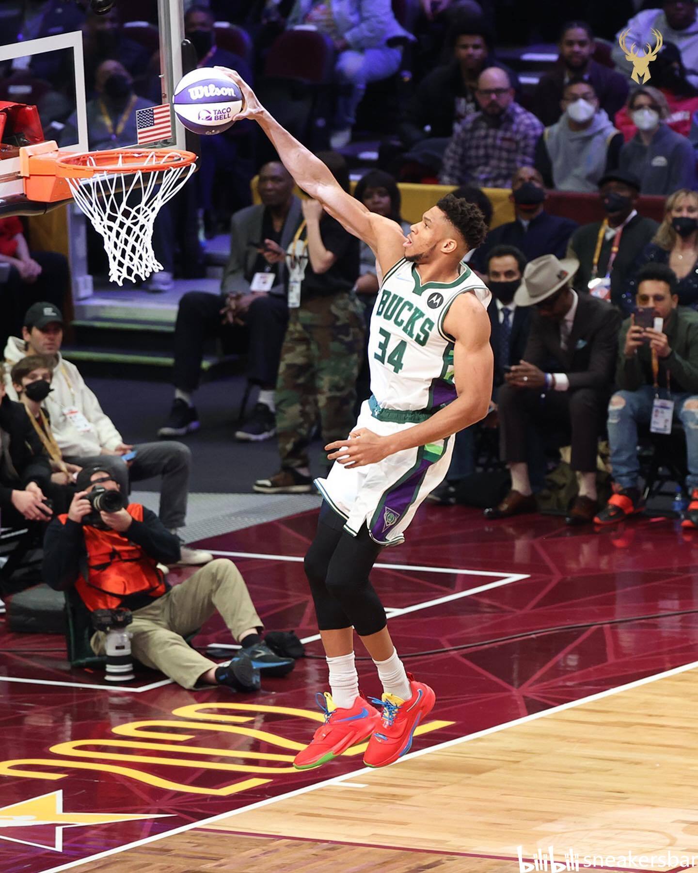 詹姆斯：里夫斯现在是我们的核心成员，他也想要承担这份责任（詹姆斯：里夫斯已是球队核心，愿主动肩负重任）