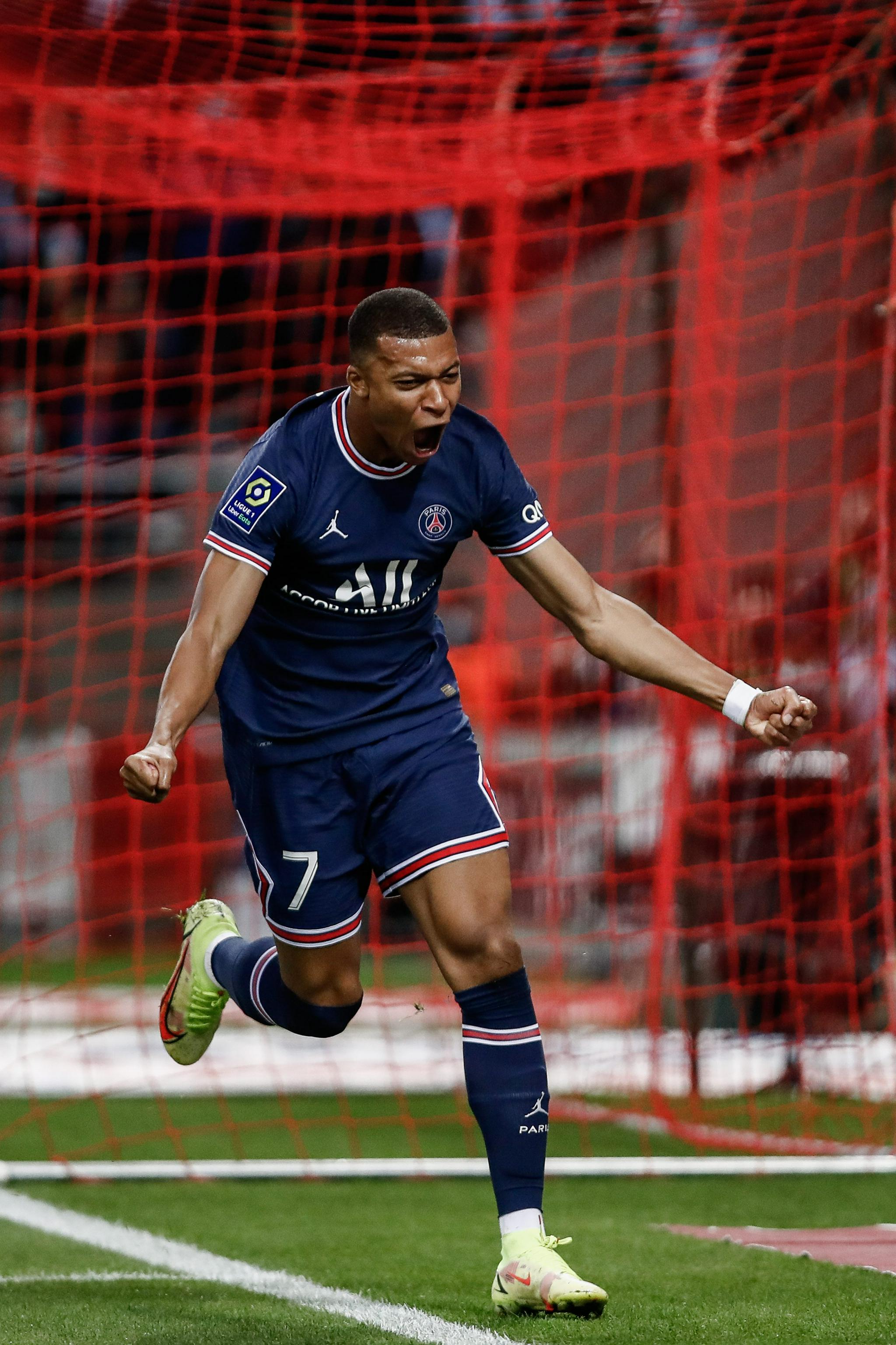 詹姆斯：里夫斯现在是我们的核心成员，他也想要承担这份责任（詹姆斯：里夫斯已是球队核心，愿主动肩负重任）