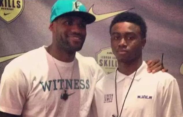 波杰在波杰13中13中7，得分、篮板、助攻皆球队最高（波杰13投7中，得分篮板助攻均领跑全队）