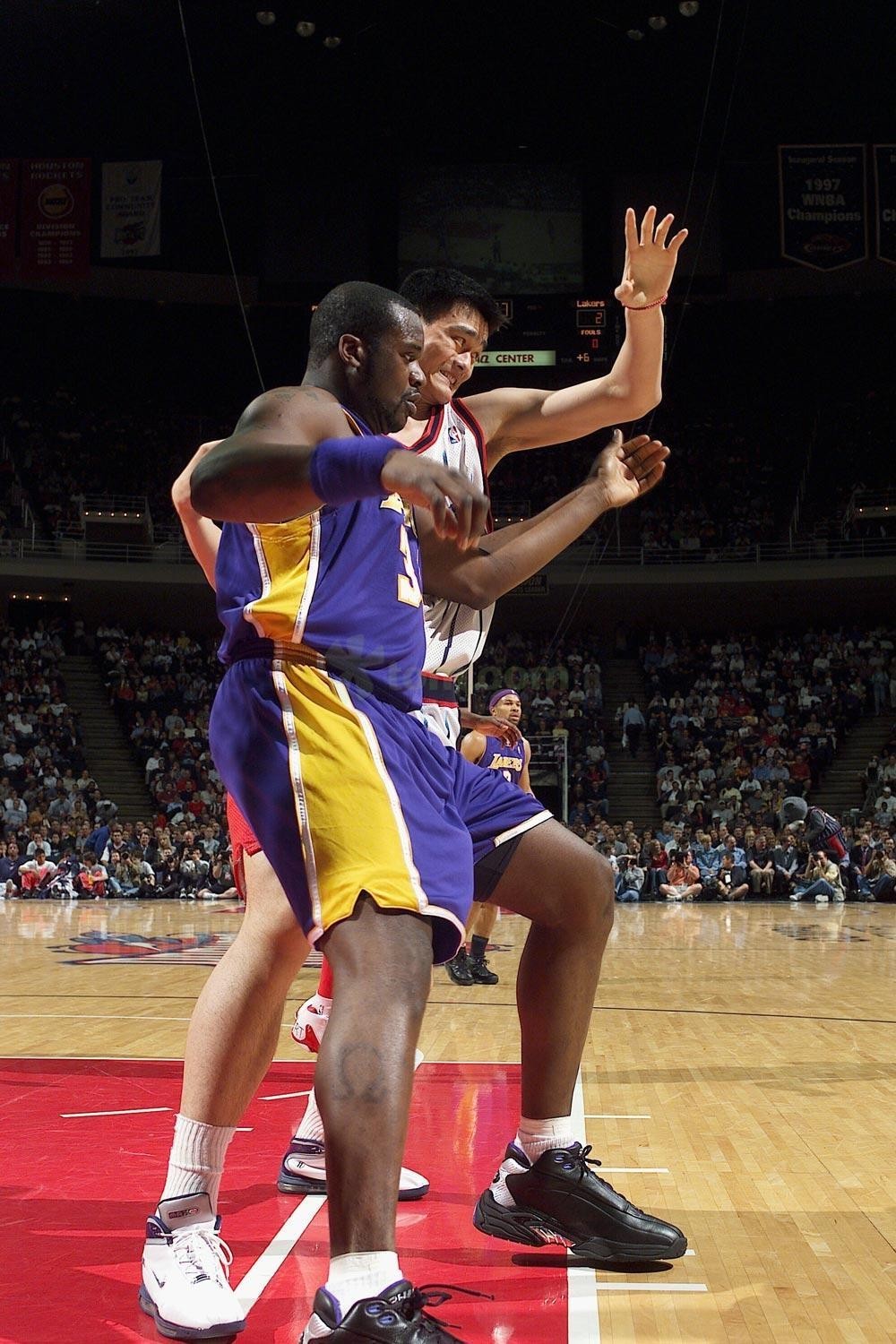 戈贝尔闪耀赛场，高效表现助力球队胜利（戈贝尔统治内线，高效输出带队取胜）