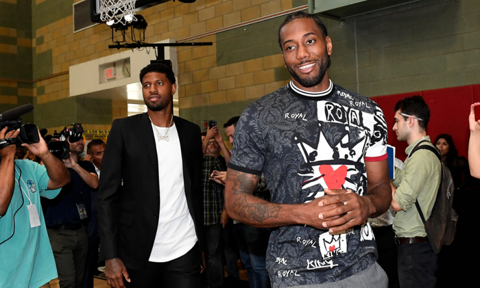 传统环节，利物浦全队戴圣诞帽在训练场拍大合照（利物浦延续传统 全队戴圣诞帽训练场大合影）