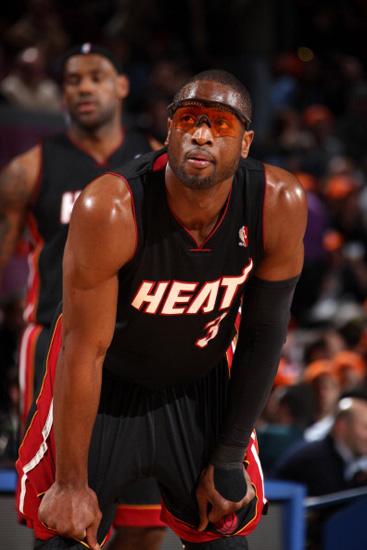 犯规如麻！青岛vs广厦三节累计36次犯规&51次罚球（哨声不断！青岛vs广厦三节合计36犯规、51次罚球）