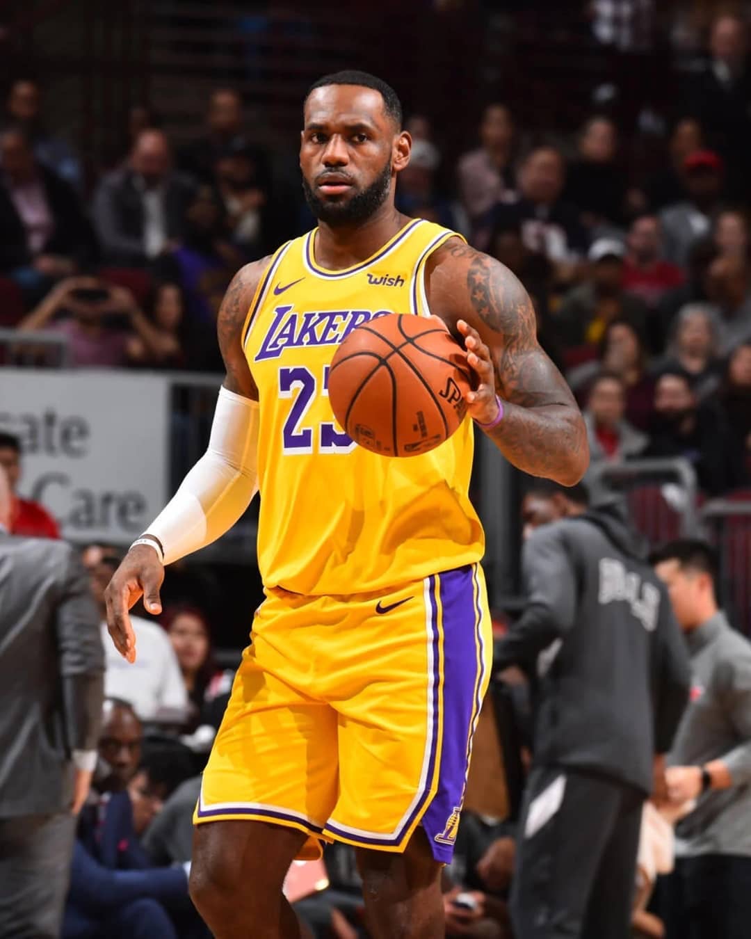 英超最新积分榜：阿森纳2分优势领跑，曼城、维拉紧随（英超积分最新形势：阿森纳以2分优势居首，曼城与维拉紧追不舍）