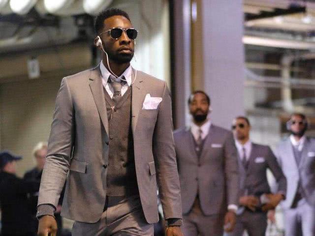 1-3！1-1！英超冷门夜：2大豪门不胜 阿森纳渔翁得利 争冠仅剩1对手（1-3与1-1！英超爆冷夜：两豪门未胜 阿森纳坐收渔利 争冠只剩一对手）